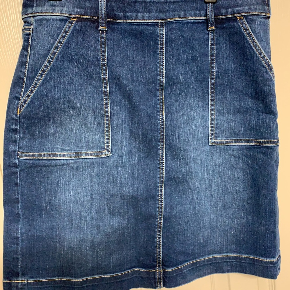Denim skirt with pockets
